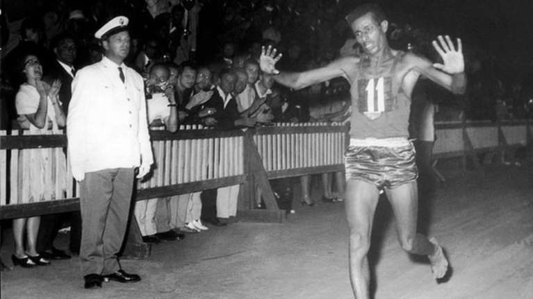 Αμπέμπε Μπικίλα, ο &quot;ξυπόλητος&quot; μαραθωνοδρόμος που έγραψε ιστορία