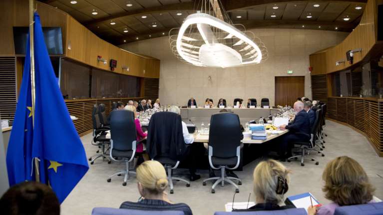 "Ουδέν σχόλιο" από την Κομισιόν για τις εξαγγελίες Τσίπρα