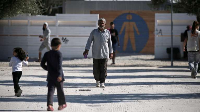 Spiegel: Στα πρόθυρα κατάρρευσης οι προσφυγικοί καταυλισμοί στο Αιγαίο