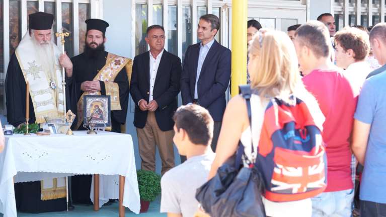 Σε πυρόπληκτο σχολείο της Ραφήνας ο Κυριάκος Μητσοτάκης