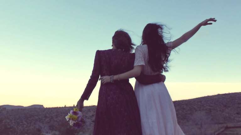 Έρευνα Eteron: Οι Έλληνες στηρίζουν τον γάμο των ομοφύλων ζευγαριών, όχι την τεκνοθεσία - Τι επιλέγουν ανά κόμμα