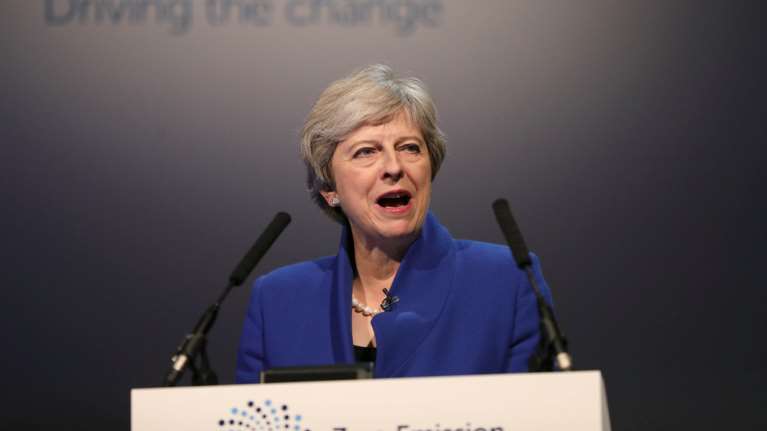 Βρετανία: Νυχτερινή σύναξη 50 βουλευτών με την Μέι στο... μενού