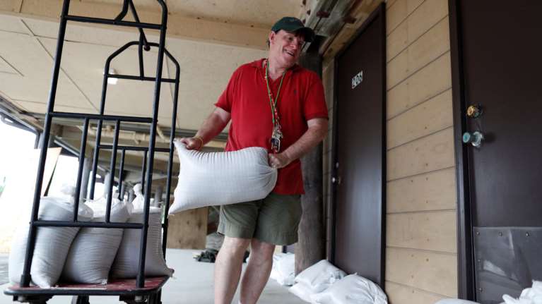 HΠΑ: Προετοιμάζονται για τον χειρότερο τυφώνα εδώ και δεκαετίες