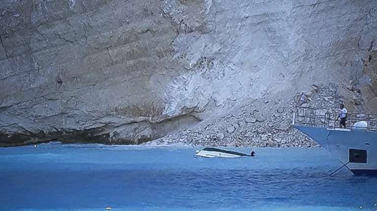 Ναυάγιο - Ζάκυνθος: Οι πρώτες στιγμές μετά την αποκόλληση του βράχου