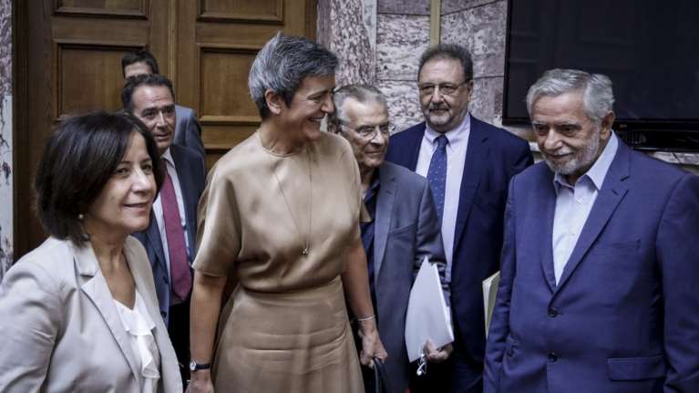 Επίτροπος Βεστάγκερ: Βελτιωμένη η κατάσταση στην Ελλάδα