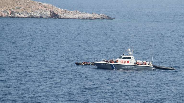 Στην Πύλο μεταφέρθηκαν οι 65 πρόσφυγες που εντοπίστηκαν σε λέμβο