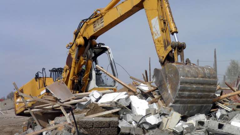 Από beach bar ξενοδοχείου ξεκινά ο 2ος γύρος κατεδαφίσεων αυθαιρέτων