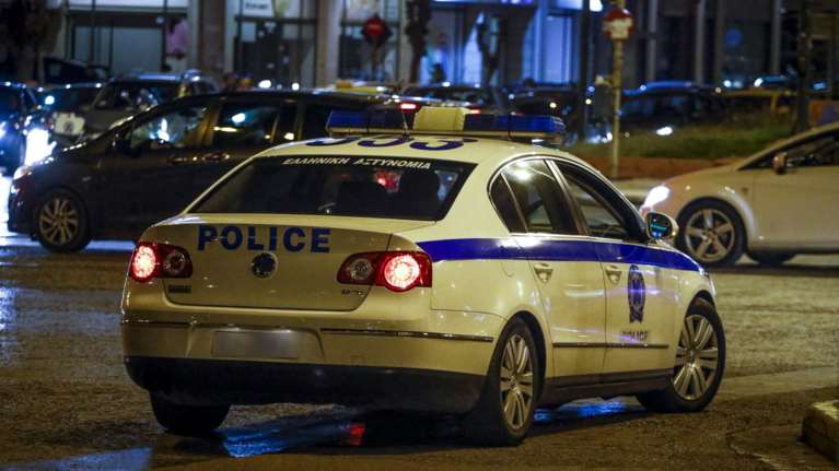 «Τυφλοί» πυροβολισμοί στο κέντρο της Αθήνας με μια τραυματία