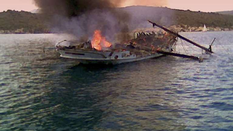 Πυρκαγιά σε ιστιοφόρο στη Σίφνο - Αποβιβάστηκαν δύο ατομα