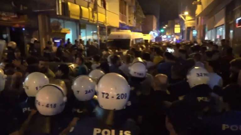 Τούρκοι επιτέθηκαν σε καταστήματα Σύρων στην Προύσα (βίντεο)