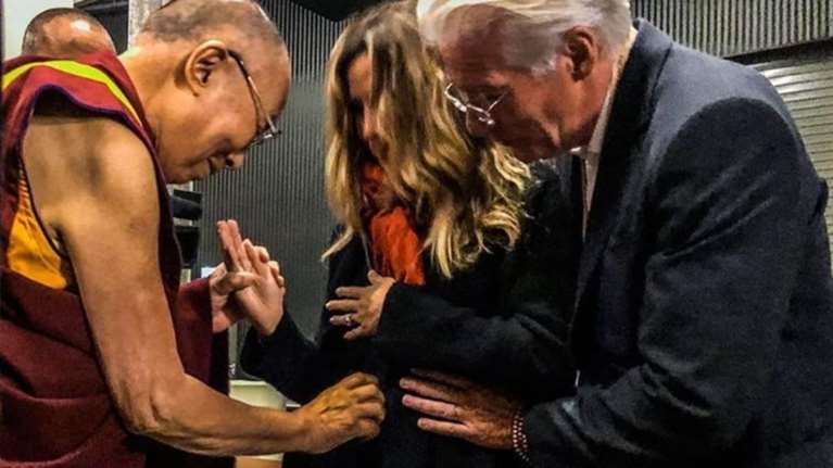 Ο Ρίτσαρντ Γκιρ πήγε το αγέννητο παιδί του στον Δαλάι Λάμα να το ευλογήσει