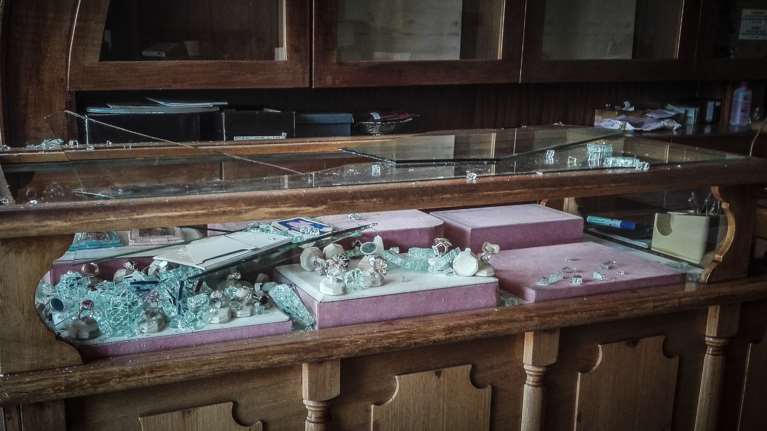 Ληστεία με καλάσνικοφ και τραυματία στο κέντρο της Τρίπολης