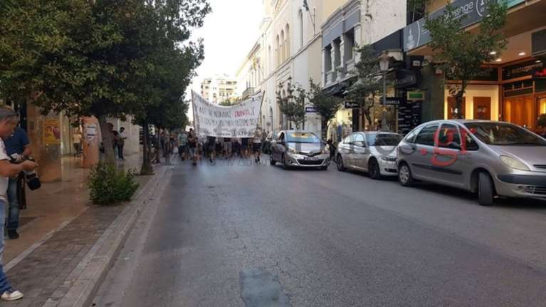 Πάτρα: Μολότοφ και κουκουλοφόροι στην πορεία για τον Π. Φύσσα (βίντεο)