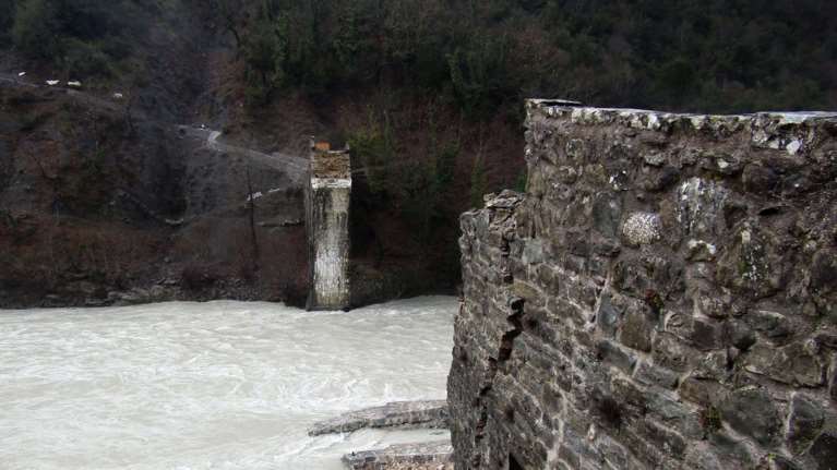 Έπεσαν οι υπογραφές για το Γεφύρι της Πλάκας