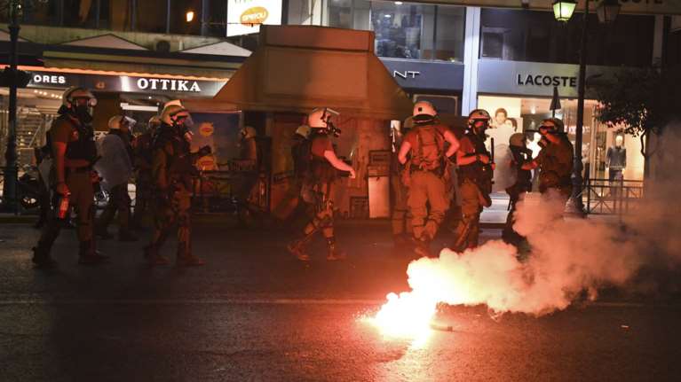 Πεδίο μάχης οι πορείες για τον Φύσσα-Τραυματίστηκε 19χρονη (φωτό &amp; βίντεο)