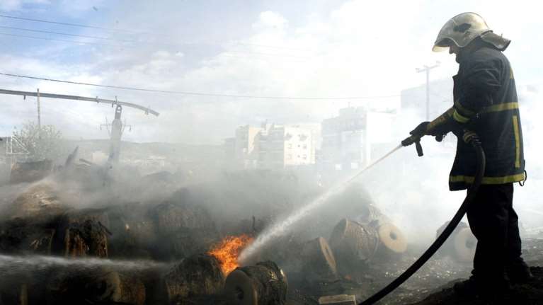 Στις φλόγες φορτηγό στην εθνική Αθηνών-Λαμίας, κλειστό το ένα ρεύμα