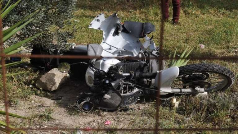 Μοτοσυκλέτα έπεσε σε θαμώνες καταστήματος μετά από συγκρουση με αυτοκίνητο