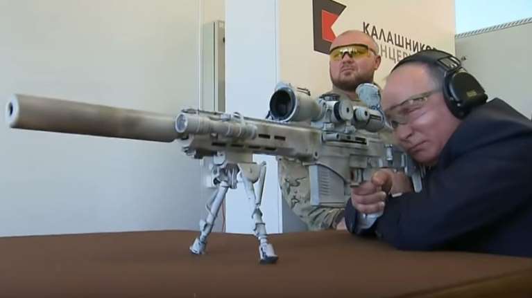 Tαλέντο στην σκοποβολή ο Πούτιν-δοκιμάζει το νέο καλάσνικοφ