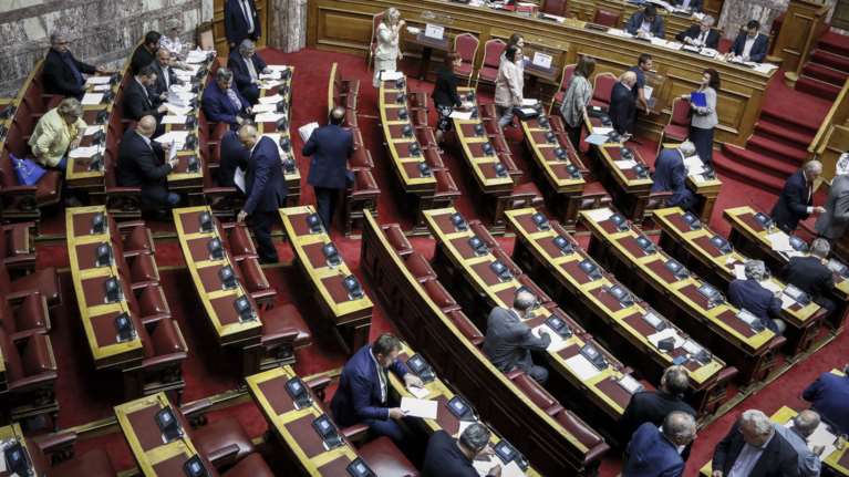 Σταθερά μπροστά η ΝΔ, &quot;τσιμπάει&quot; ο ΣΥΡΙΖΑ, πεντακομματική η Βουλή