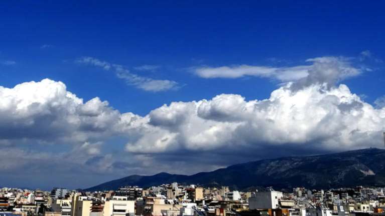 Βοριαδάκι και λίγα φθινοπωρινά σύννεφα