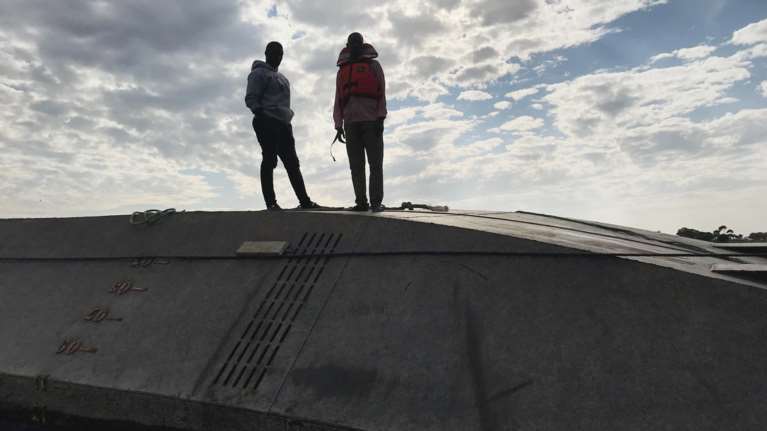 Απίστευτο: Βρέθηκε επιζών μέσα στο ναυάγιο του φέρι στην Τανζανία