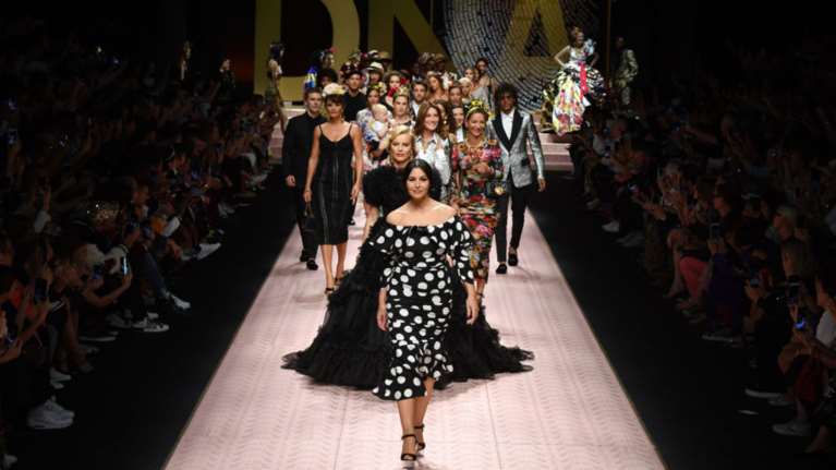 Μπελούτσι, Μπρούνι, Ρατακόφσκι γοήτευσαν στην πασαρέλα