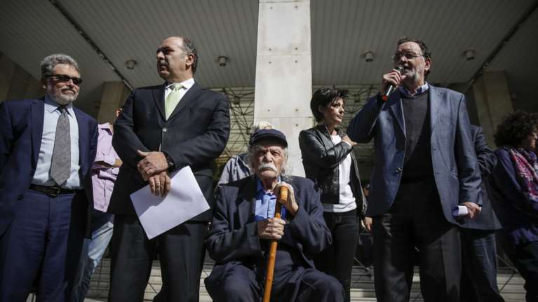 Στη ΓΑΔΑ για... εξηγήσεις ο Λαφαζάνης με τον Γλέζο στο πλευρό του [Εκόνες]
