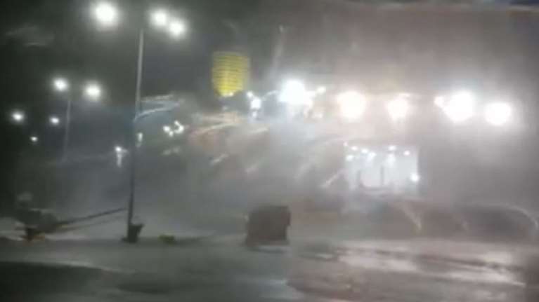 Ραφήνα: Μάχη του πλοίου να κρατηθεί δεμένο στο λιμάνι