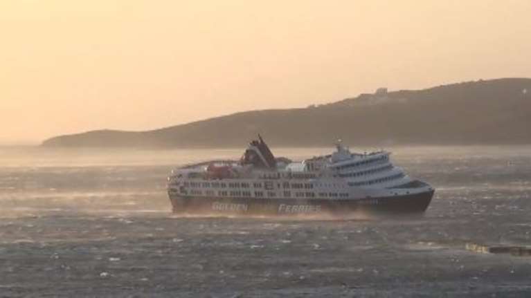 Με κλίση το πλοίο στο λιμάνι της Τήνου λόγω των ανέμων