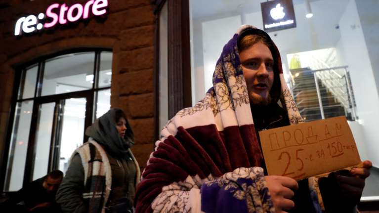 Ψυχίατρος λέει σε όσους στέκονται σε ουρές για iPhone, να τους δει γιατρός