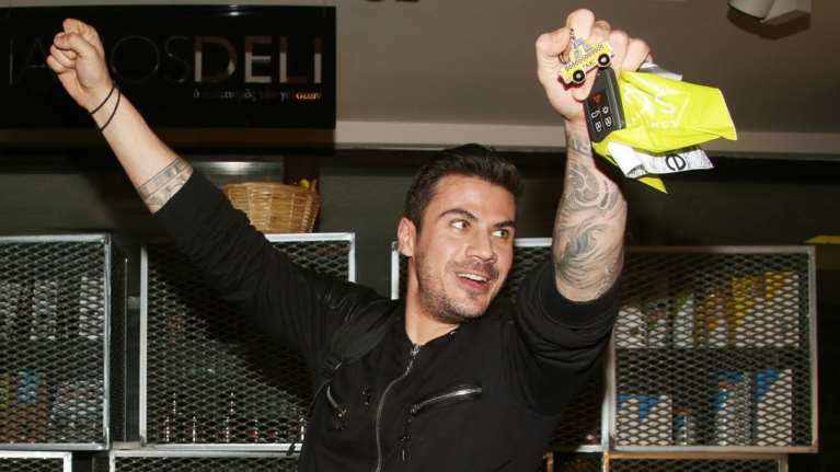 Σπάει το ιντερνετ το βίντεο του Άκη Πετρετζίκη που ανέβασε το 9gag