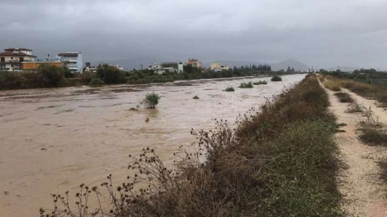 Έσπασε το ποτάμι στο Άργος - Έκκληση στον κόσμο να απομακρυνθεί (Εικόνες)