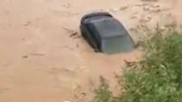 Βίντεο με την παράσυρση από τα ορμητικά νερά αυτοκινήτου στο Αργος