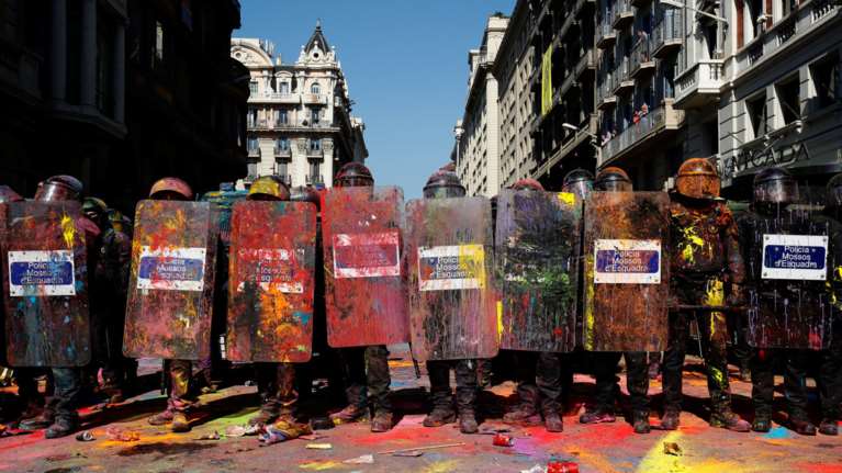 Συγκρούσεις στη Βαρκελώνη σε διαδηλώσεις υπέρ και κατά της Καταλονίας