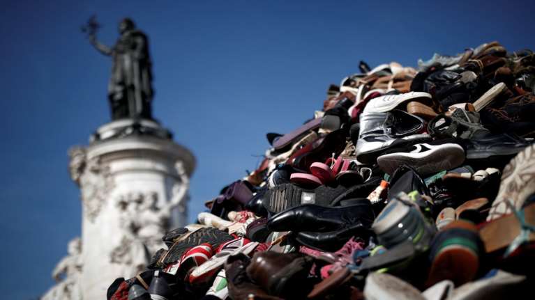 Μια πυραμίδα από παπούτσια στο Παρίσι κατά των βομβαρδισμών αμάχων