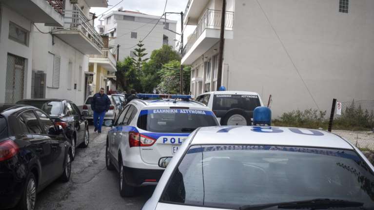 Άργος:Άνδρας πυροβολεί με καραμπίνα από φλεγόμενο διαμέρισμα - Βίντεο