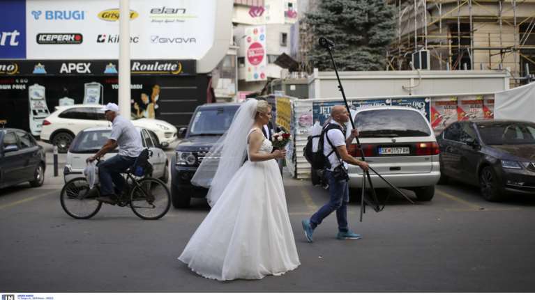Παντρεύτηκαν με φόντο το δημοψήφισμα στα Σκόπια-Εικόνες