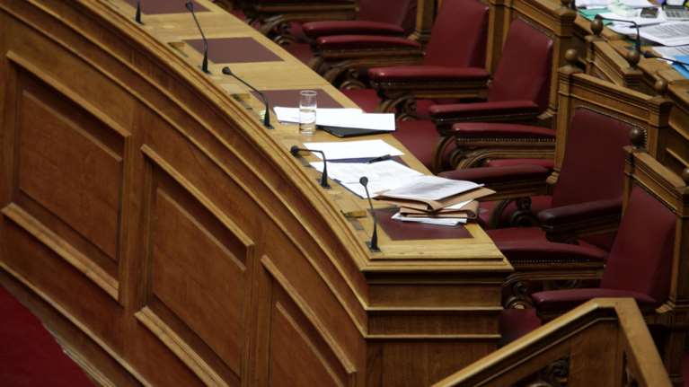 Προϋπολογισμό 2 σε 1 καταθέτει η κυβέρνηση στη Βουλή