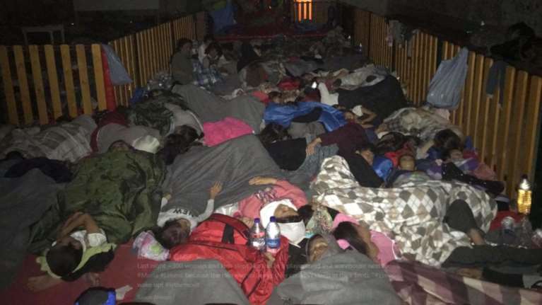 Εικόνα ντροπής: 300 γυναικόπαιδα στη Μόρια μέσα σε αποθήκη