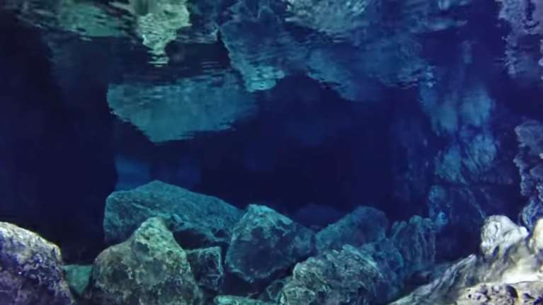 Εντυπωσιακές εικόνες από ανεξερεύνητο υποθαλάσσιο σπήλαιο
