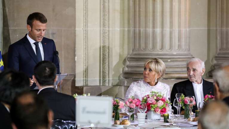 Γιούνκερ, Μακρόν και Μπριζίτ Μπαρντό αποχαιρετούν τον Αζναβούρ