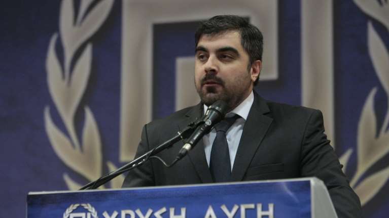 Πρόκληση Χρυσαυγίτη στο δημοτικό συμβούλιο της Θεσσαλονίκης