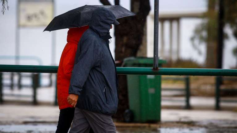 Καιρός: Μικρή άνοδος της θερμοκρασίας αλλά και βροχές
