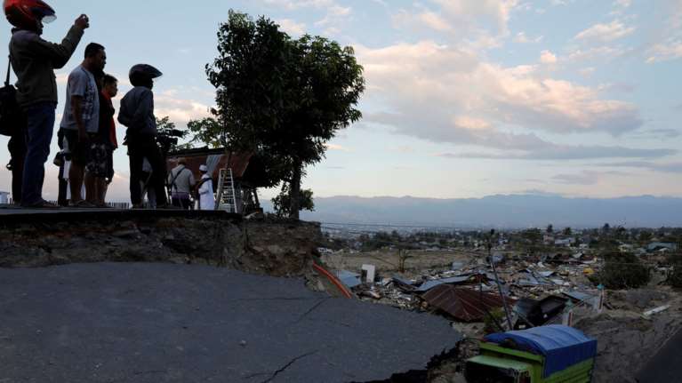 Ινδονησία: Καταπλακώθηκαν από τη λάσπη μέσα σε σχολή - 34 νεκροί σπουδαστές