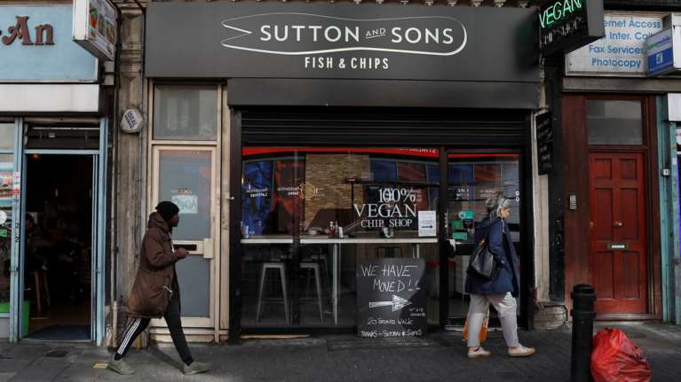 Στην κουζίνα του πρώτου εστιατορίου fish and chip για vegan στο Λονδίνο