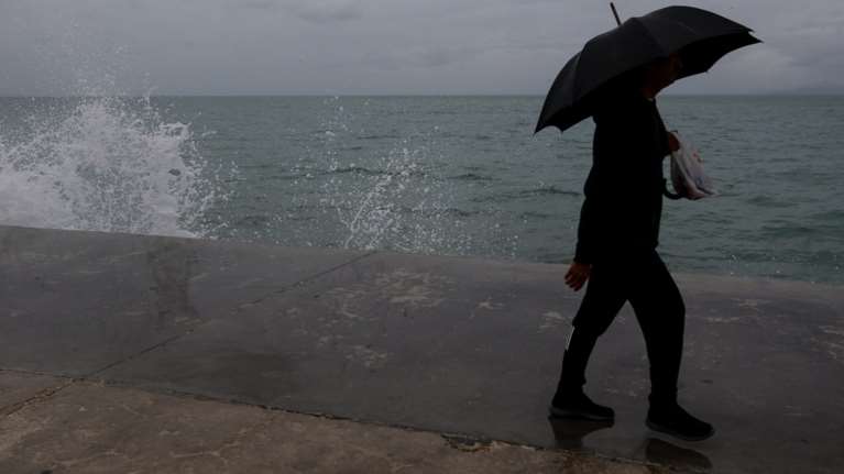 Με βροχές και σποραδικές καταιγίδες θα κυλήσει η Τετάρτη