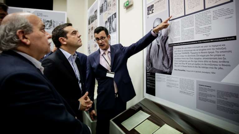 Έκθεση για τον Ν. Πλουμπίδη παρουσία Τσίπρα, Βούτση και Κουτσούμπα