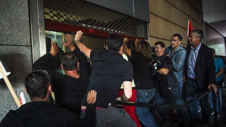 Έφοδος της ΠΟΕ-ΟΤΑ στο υπουργείο Οικονομικών