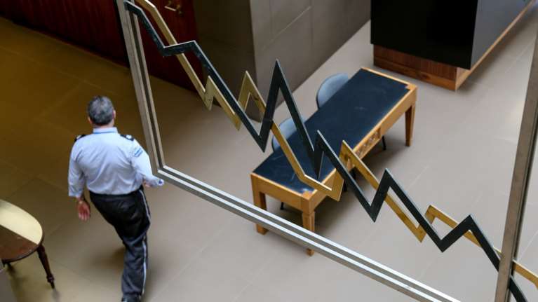 Κερδοσκοπικές πιέσεις βλέπει το Μαξίμου πίσω από την «βουτιά» στο ΧΑ