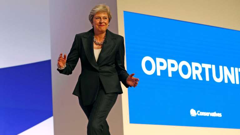 Η Μέι επισπεύδει την ψηφοφορία για το Brexit